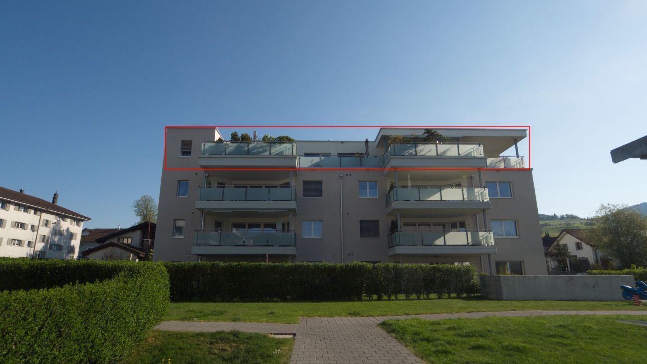 Mehrfamilienhaus mit Balkonen und Gartenanlage