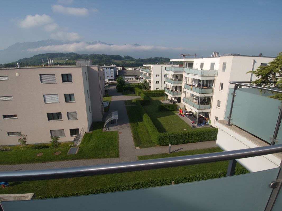 Balkonblick auf Wohnanlage