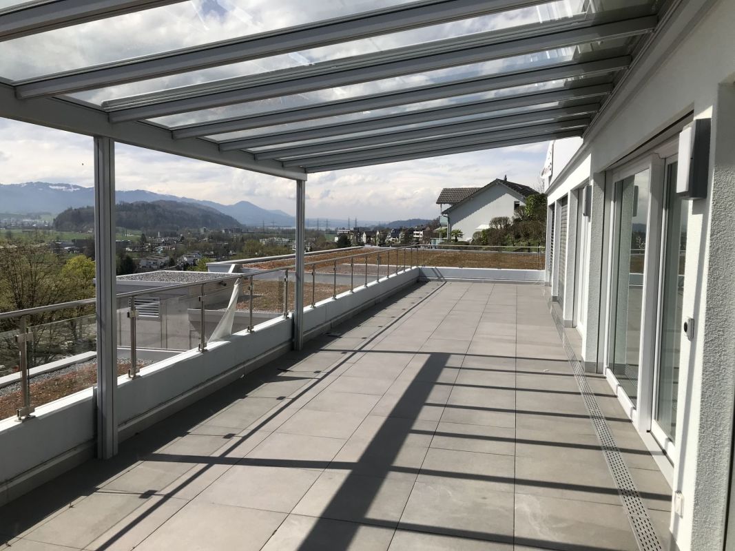 Große Dachterrasse mit Überdachung