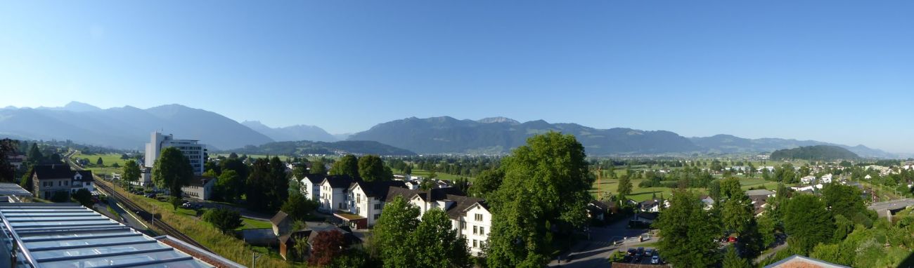Panoramablick über eine Stadt am Alpenrand