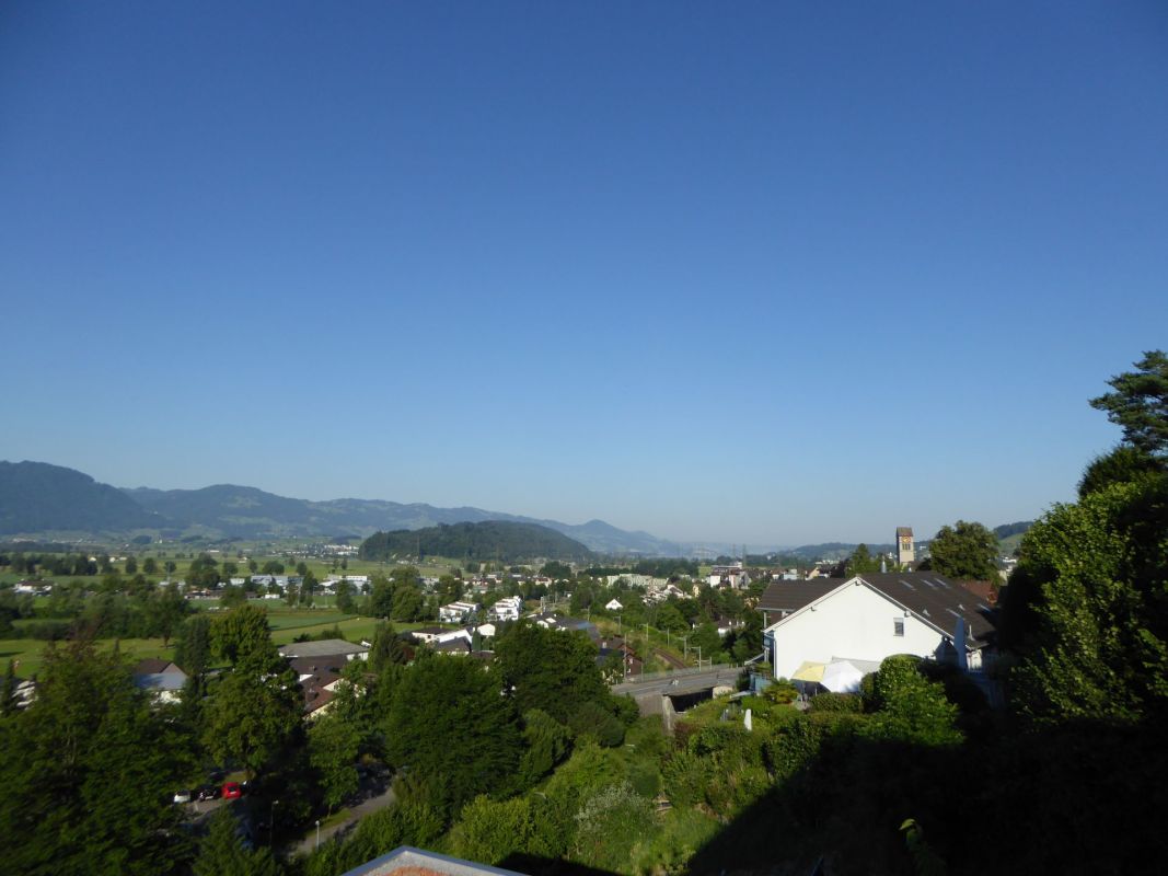 Berg- und Talblick über eine grüne Wohnlandschaft