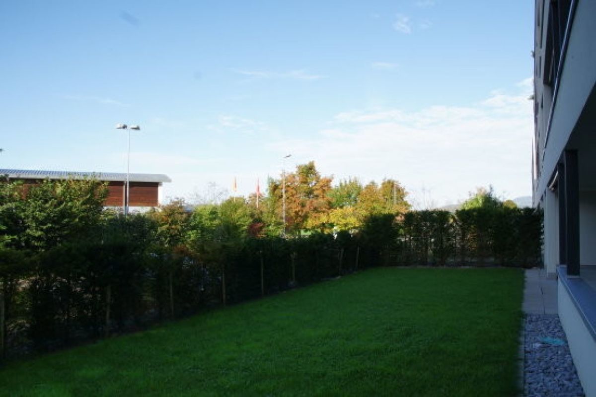 Gartenblick neben dem Gebäude