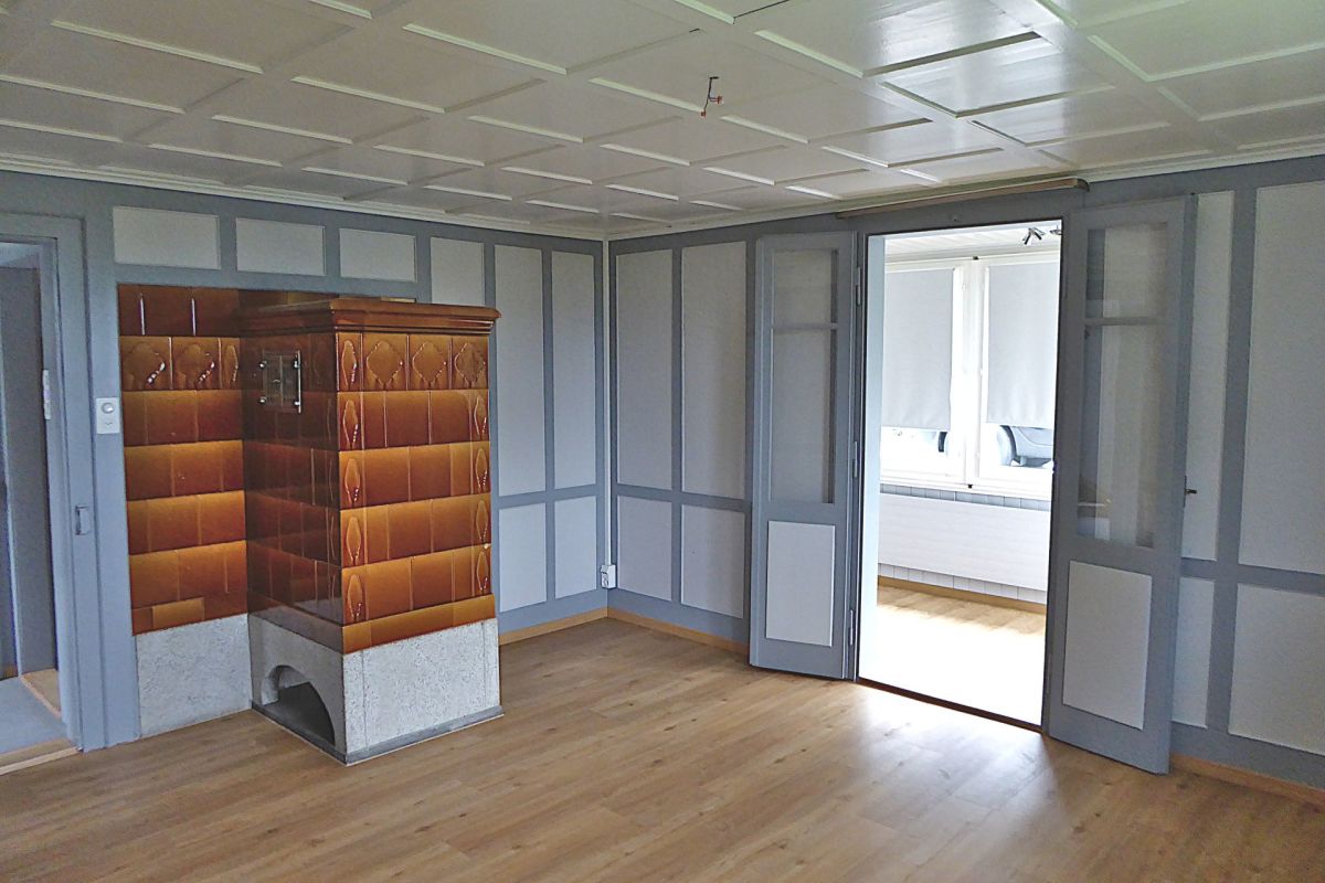 Wohnraum mit Kachelofen