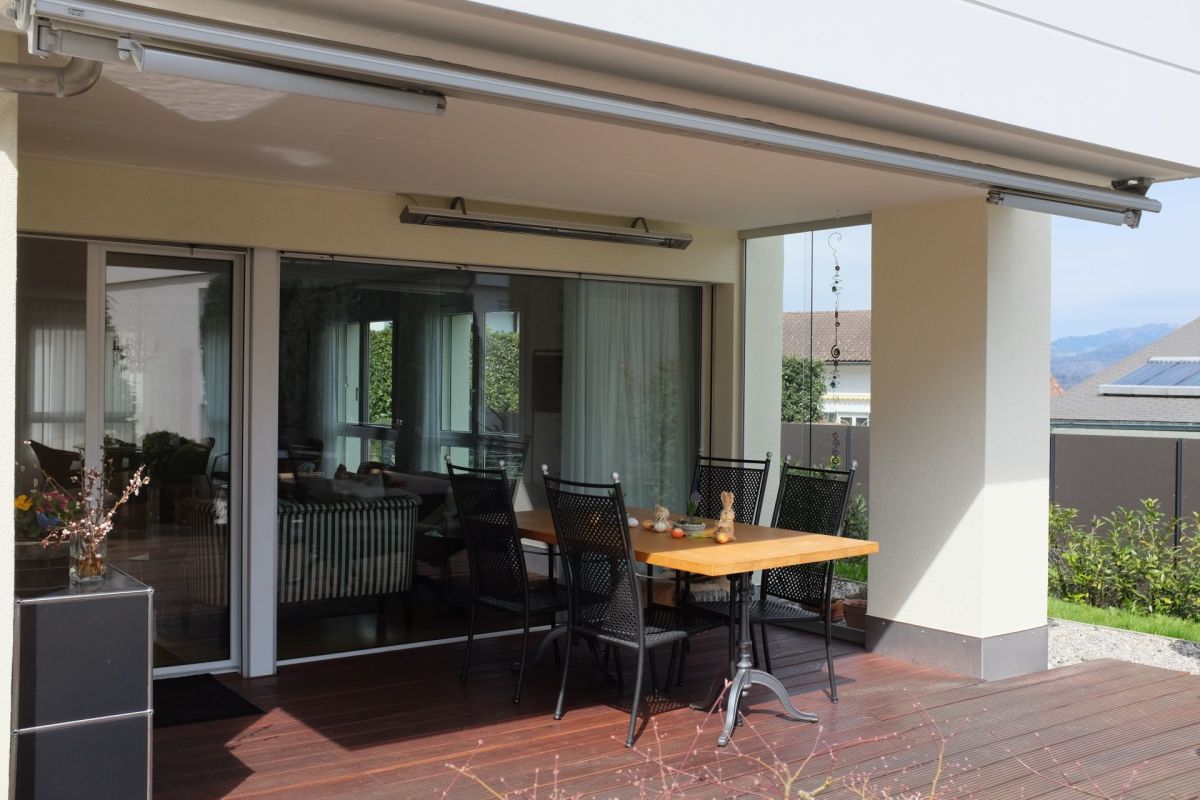 Überdachte Terrasse mit Essplatz