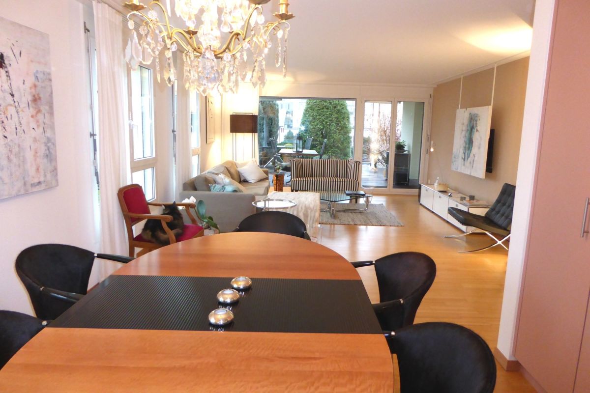 Offener Wohn- und Essbereich mit Terrasse