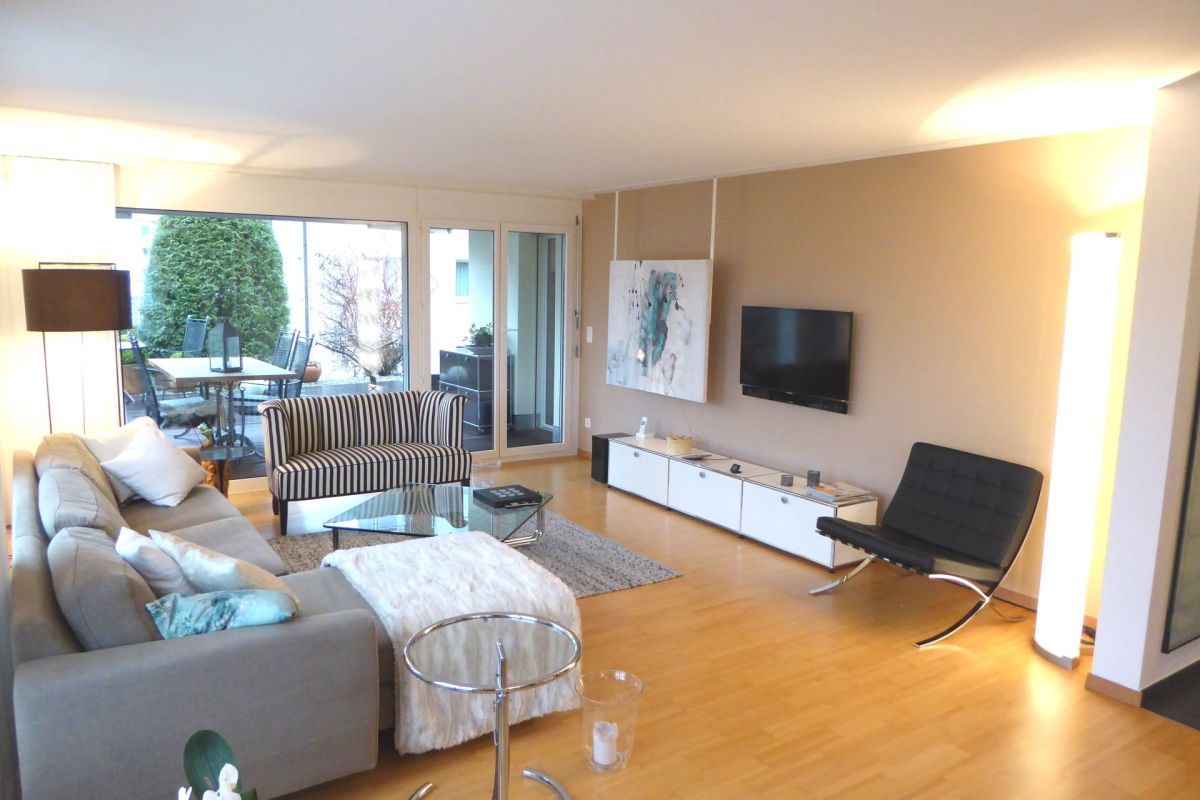 Heller Wohnraum mit Zugang zur Terrasse