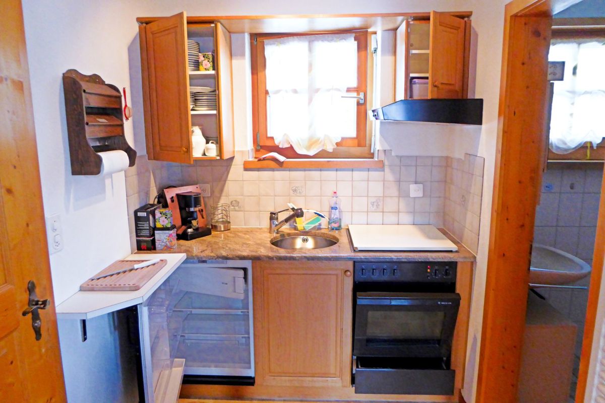 Kleine rustikale Küche mit Holzfronten