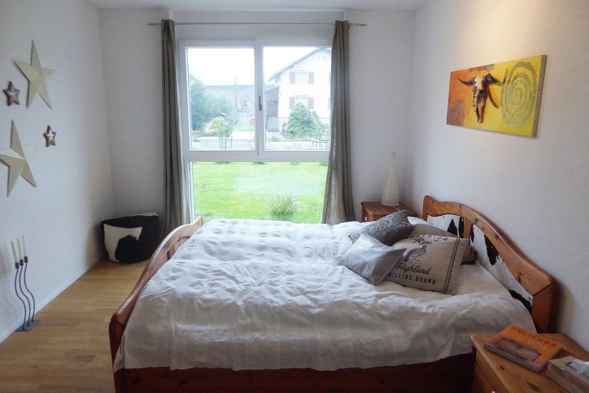 Helles Schlafzimmer mit Blick ins Grüne