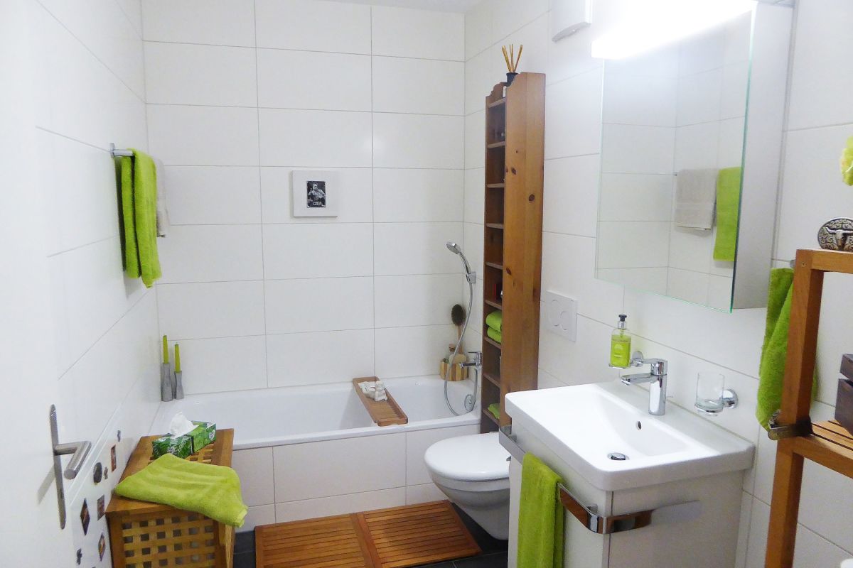 Modernes Badezimmer mit Badewanne und Waschbecken