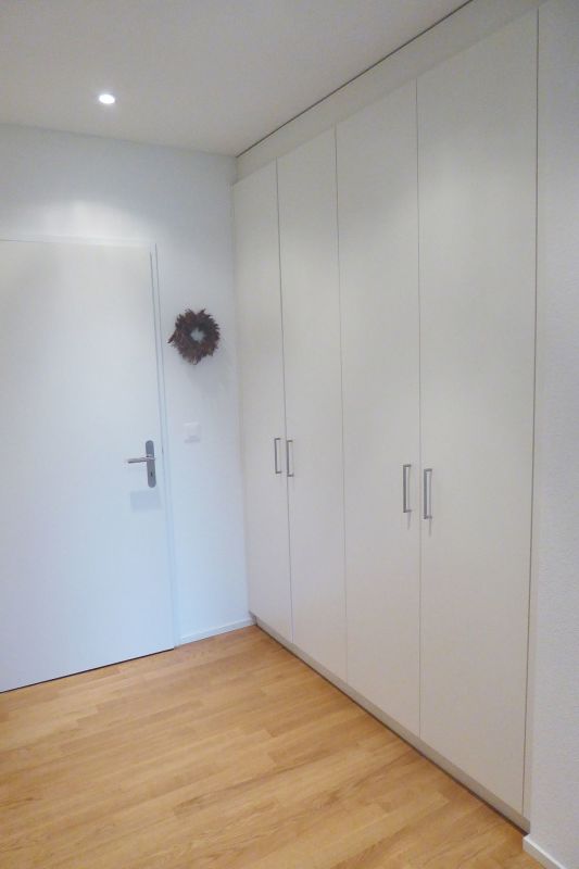 Heller Eingangsbereich mit Einbauschrank