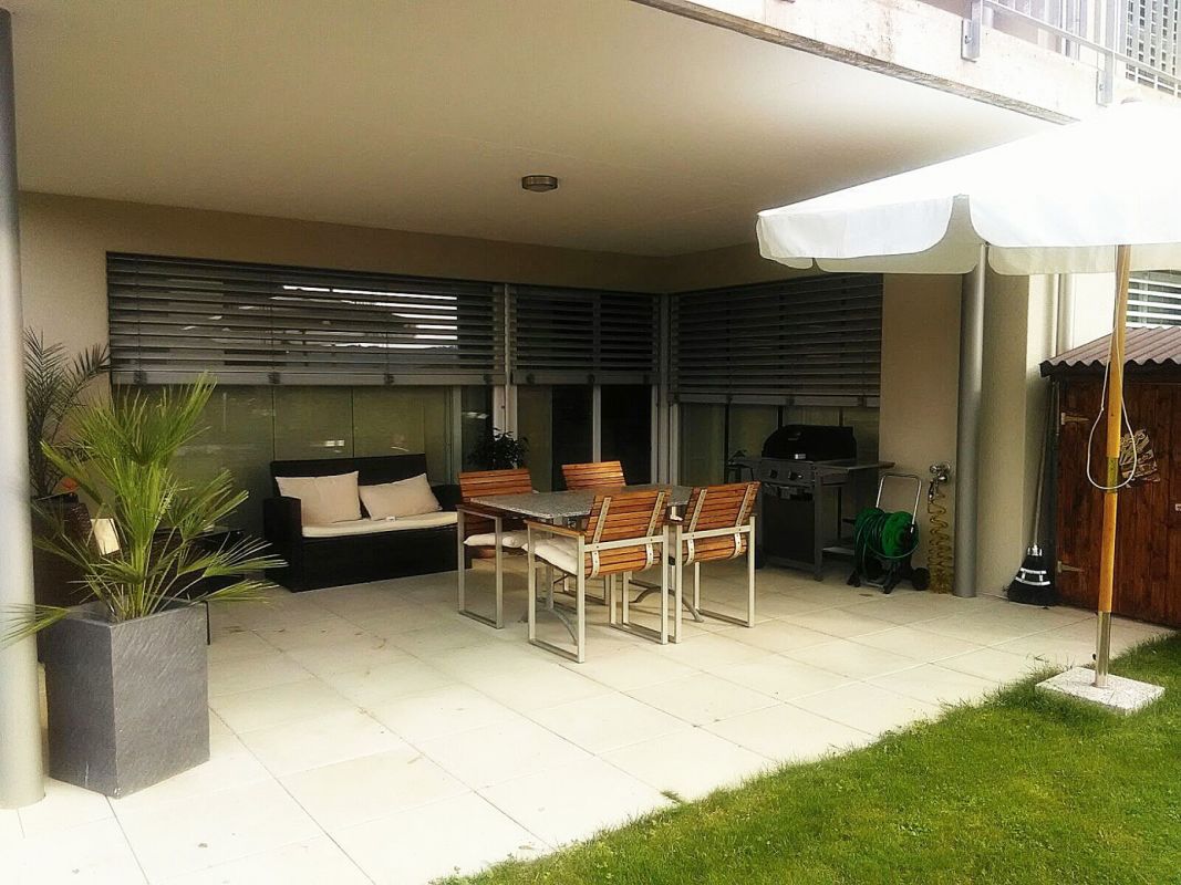 Überdachte Terrasse mit Essbereich und Sitzgruppe