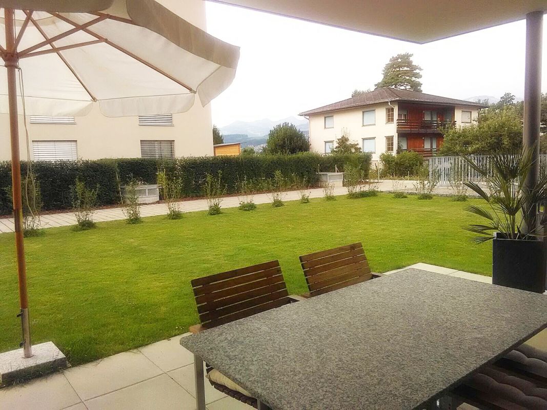 Garten mit Terrasse und Wohnhäusern