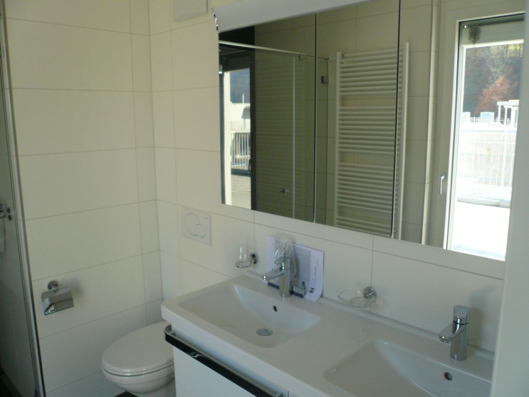Modernes Badezimmer mit Doppelwaschtisch und Dusche