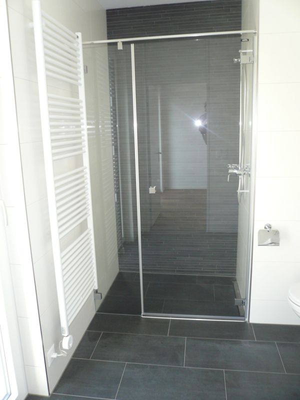 Modernes Badezimmer mit begehbarer Dusche