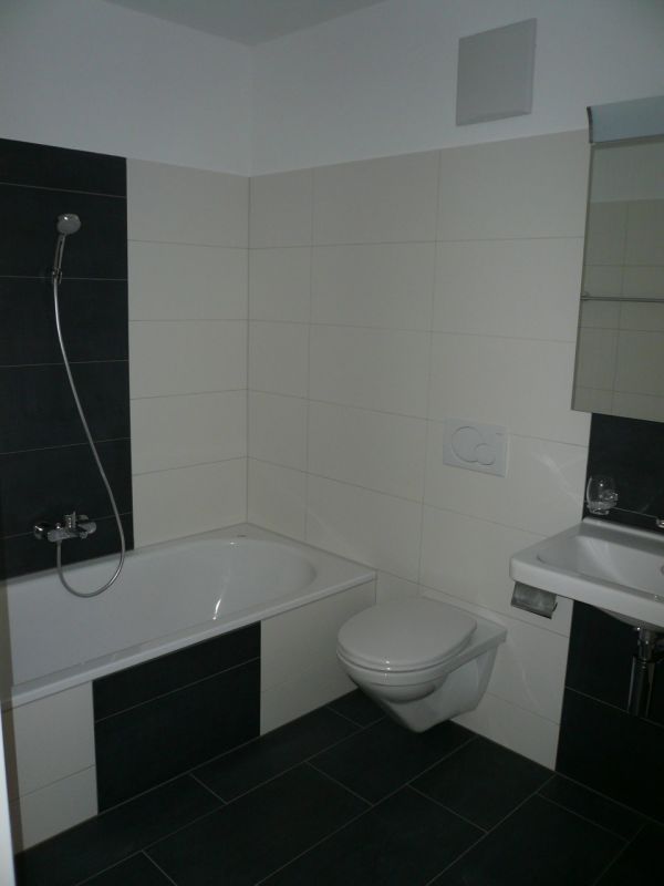 Modernes Bad mit Wanne, WC und Waschtisch
