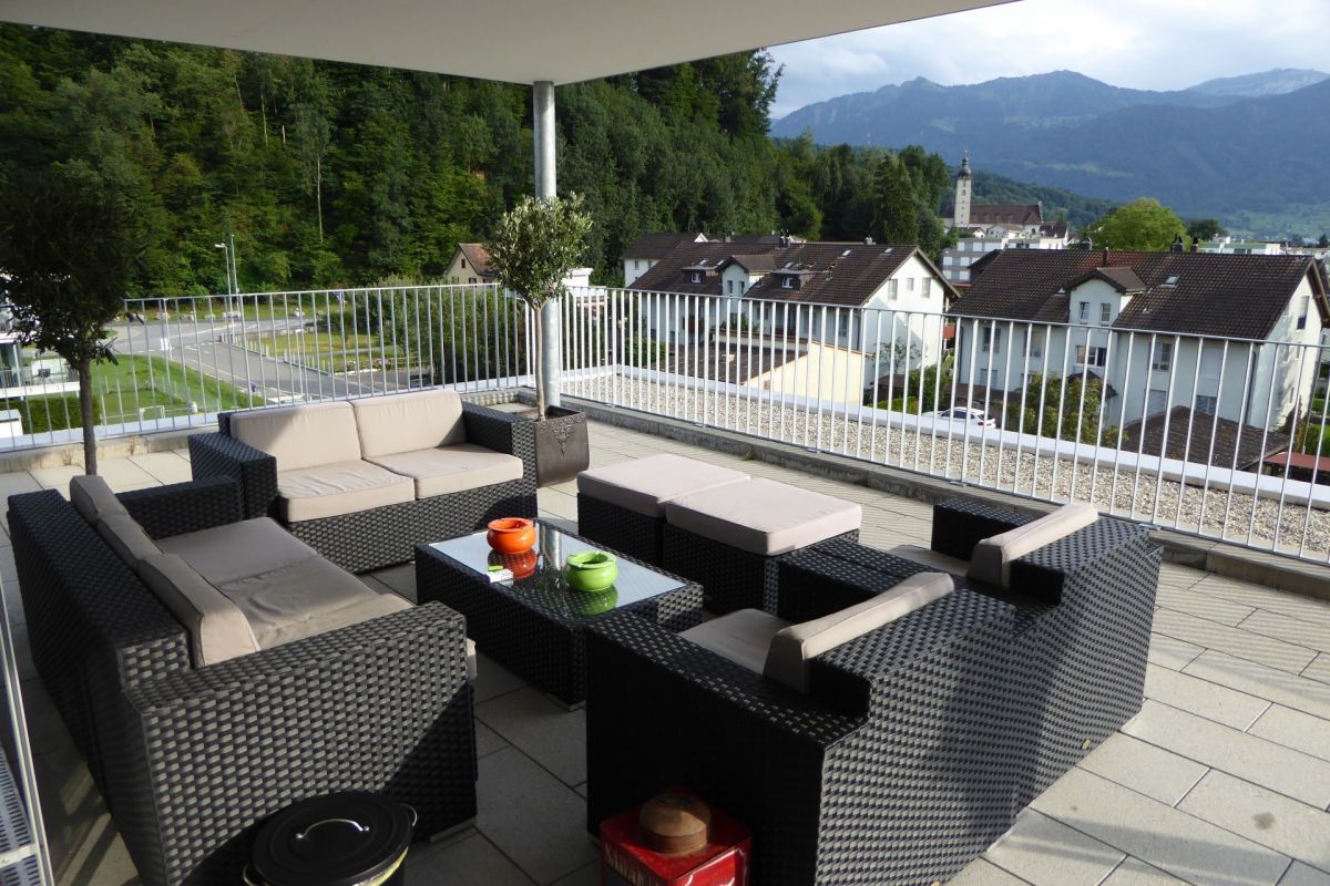 Terrasse mit Lounge-Möbeln und Bergblick