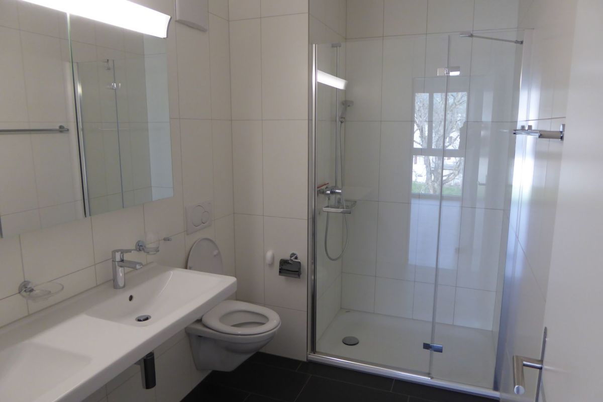 Modernes Badezimmer mit bodengleicher Dusche