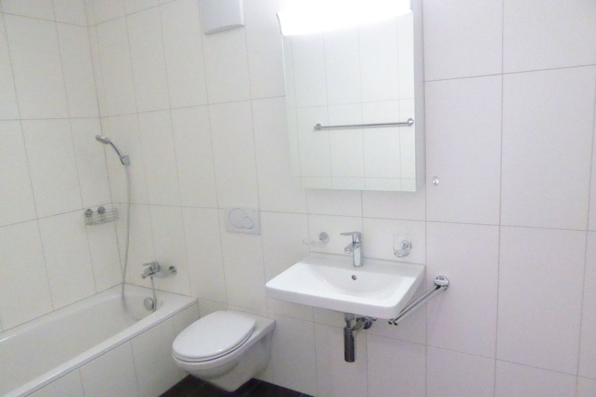 Modernes Badezimmer mit Wanne, WC und Waschbecken
