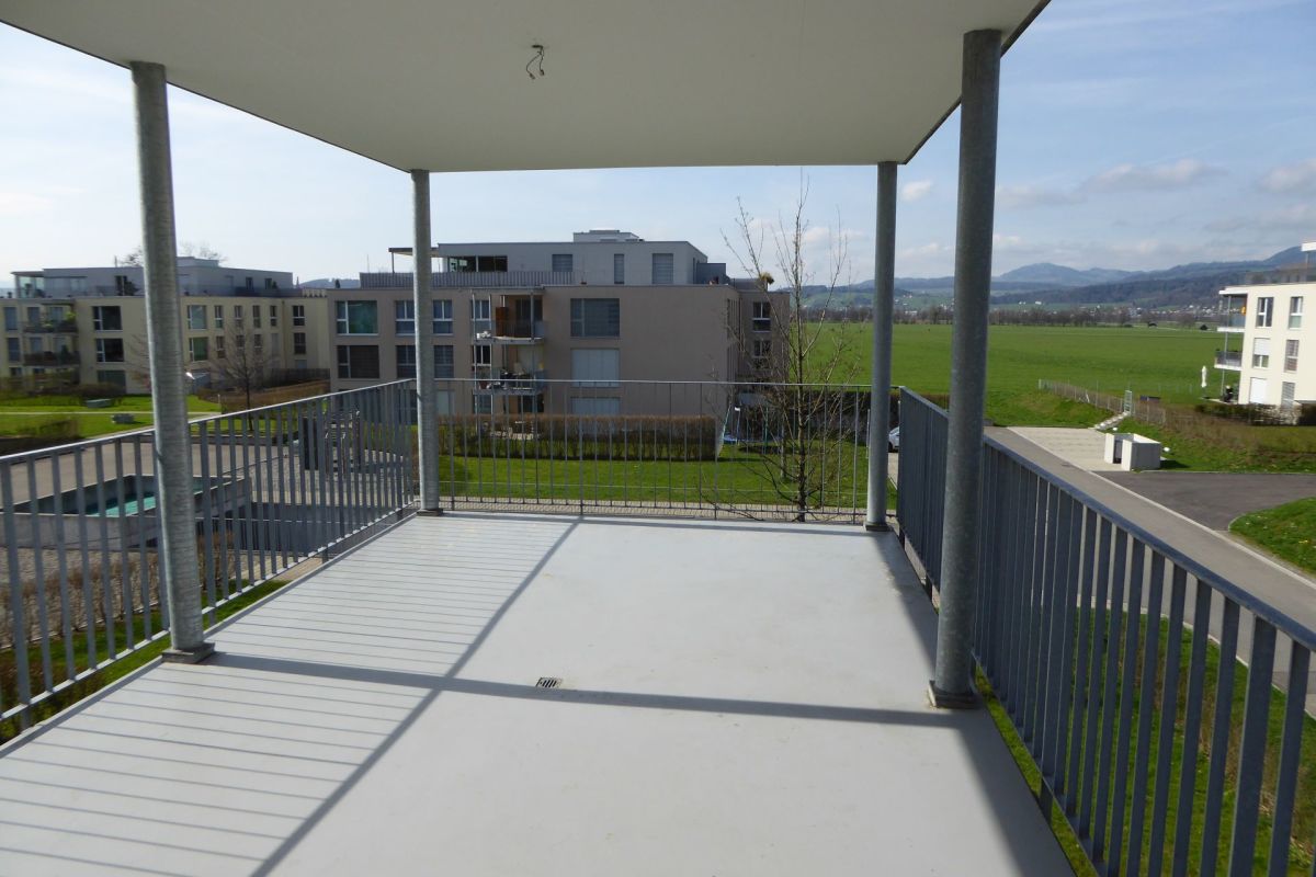 Überdachter Balkon mit Weitblick