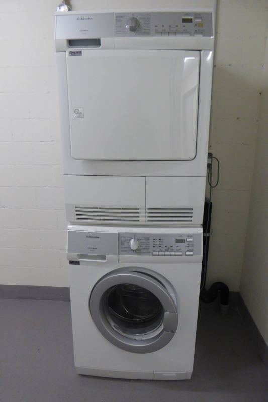 Hauswirtschaftsraum mit Waschmaschine und Trockner