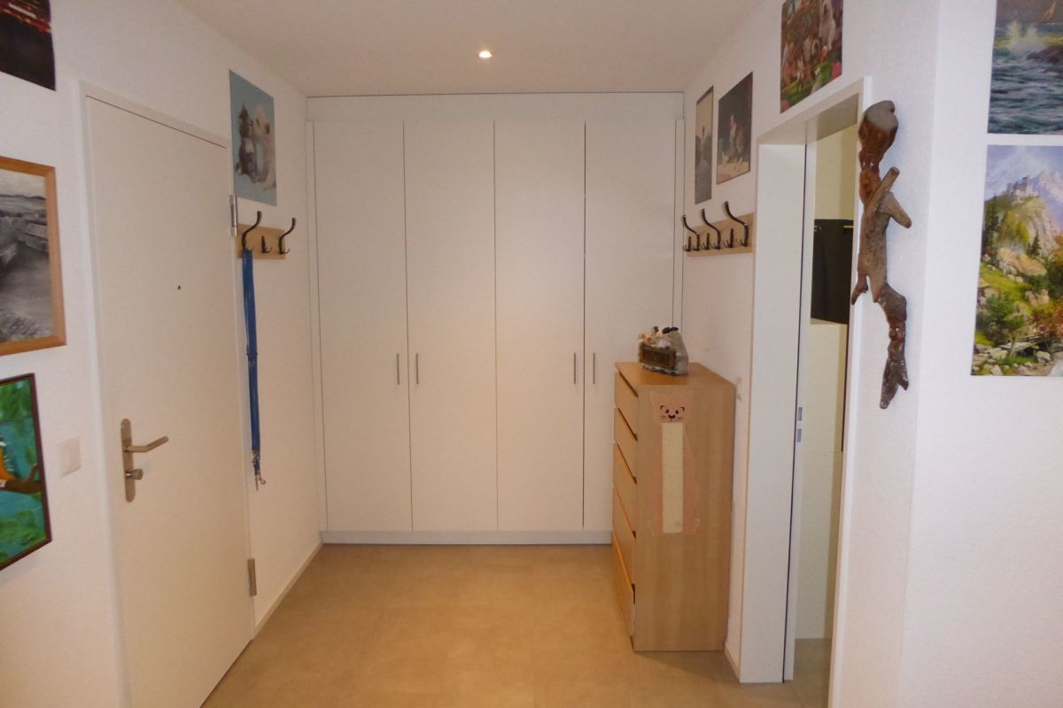 Heller Flur mit Einbauschrank und Garderobe