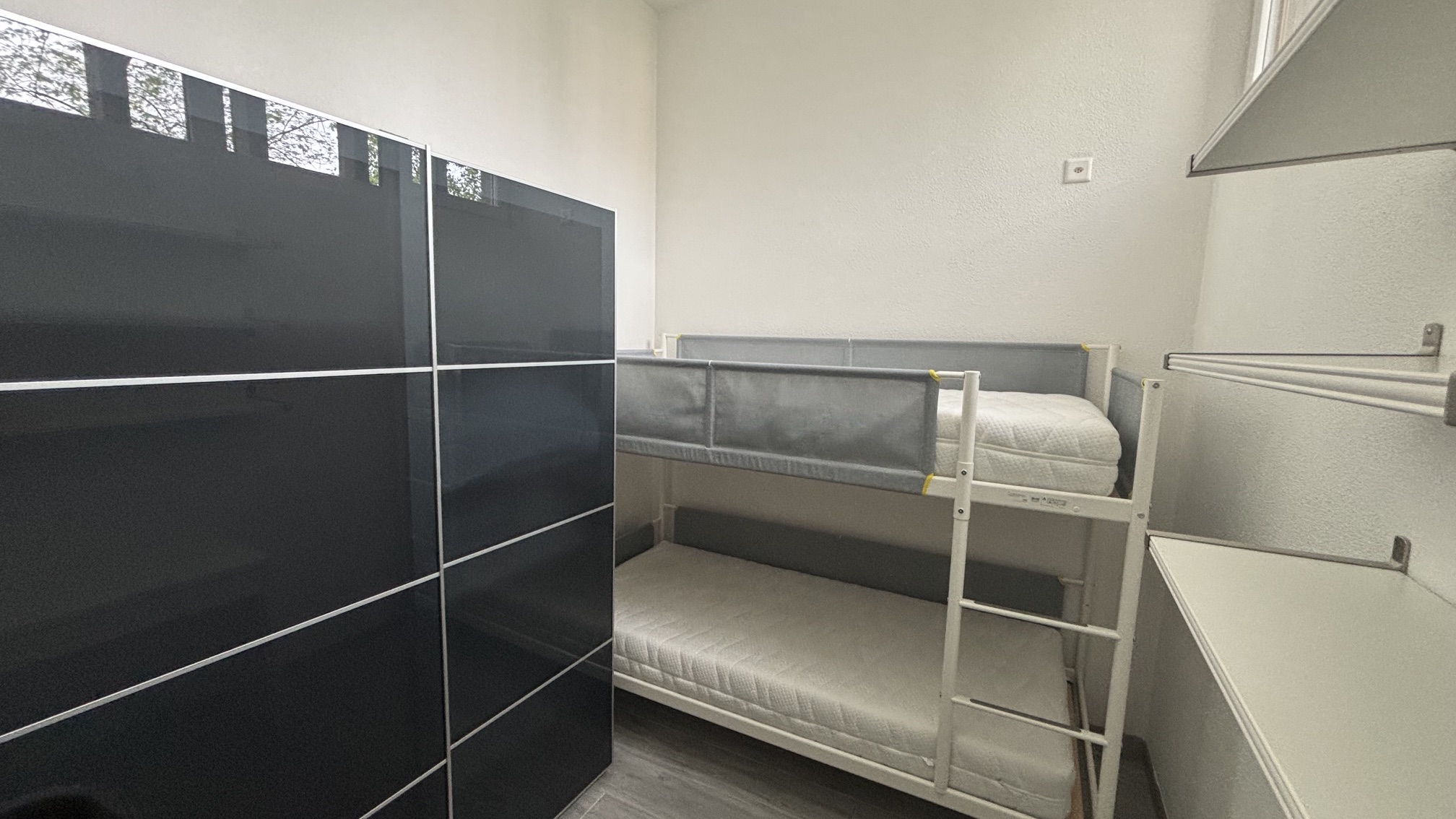 Stockbett im kleinen Zimmer