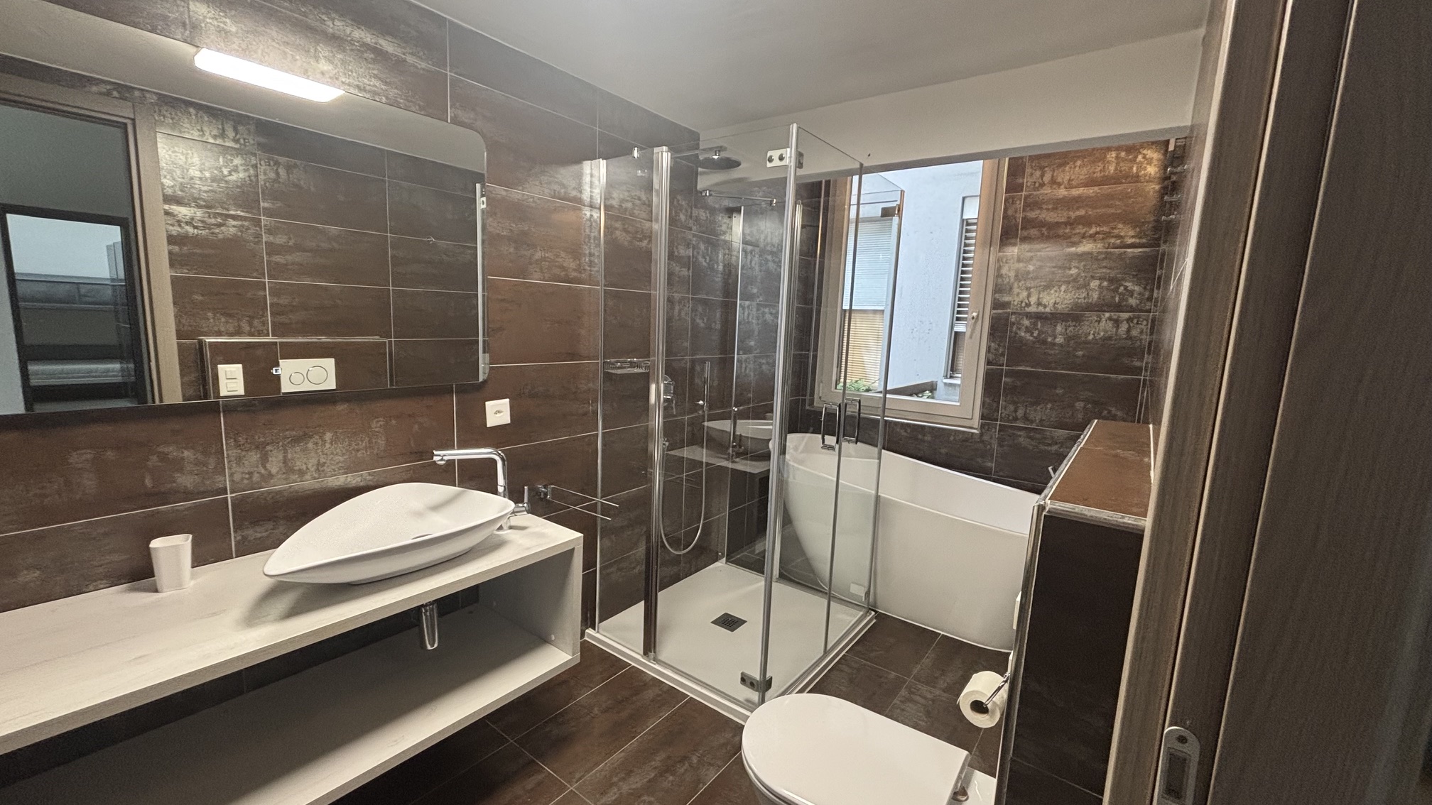 Modernes Badezimmer mit Dusche und Badewanne