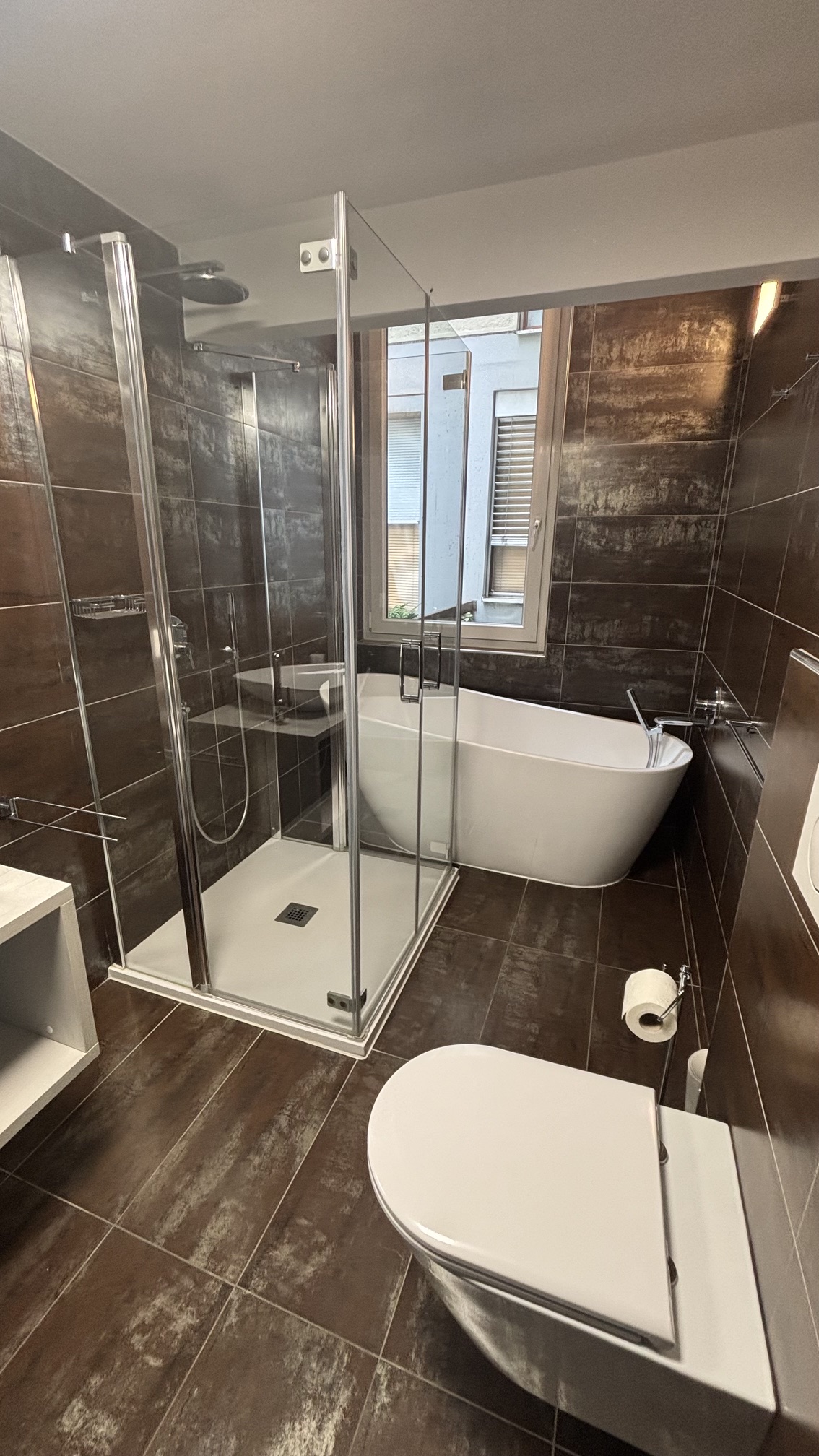 Modernes Badezimmer mit Dusche und Badewanne