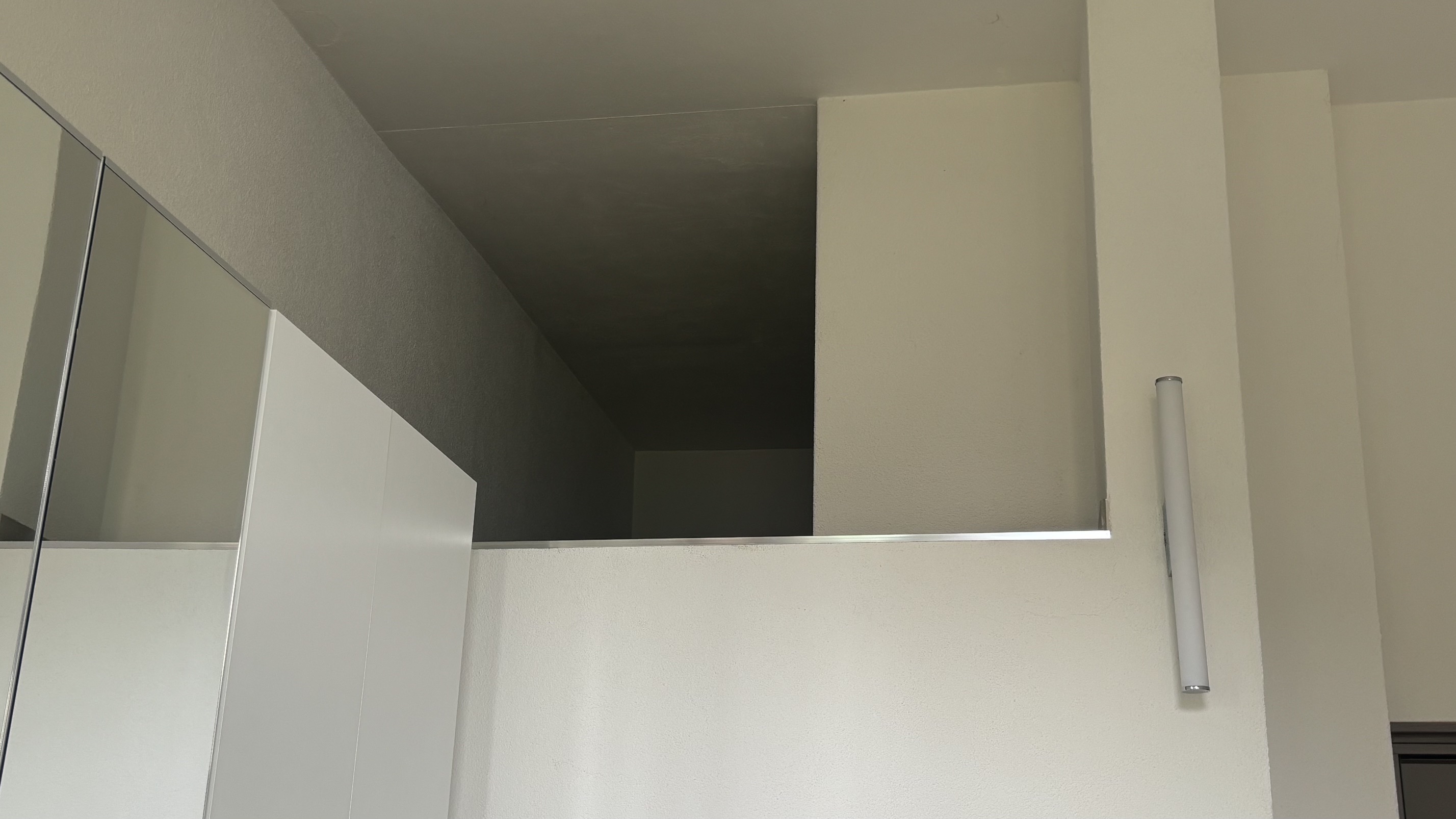 Heller Innenraum mit offener Galerie