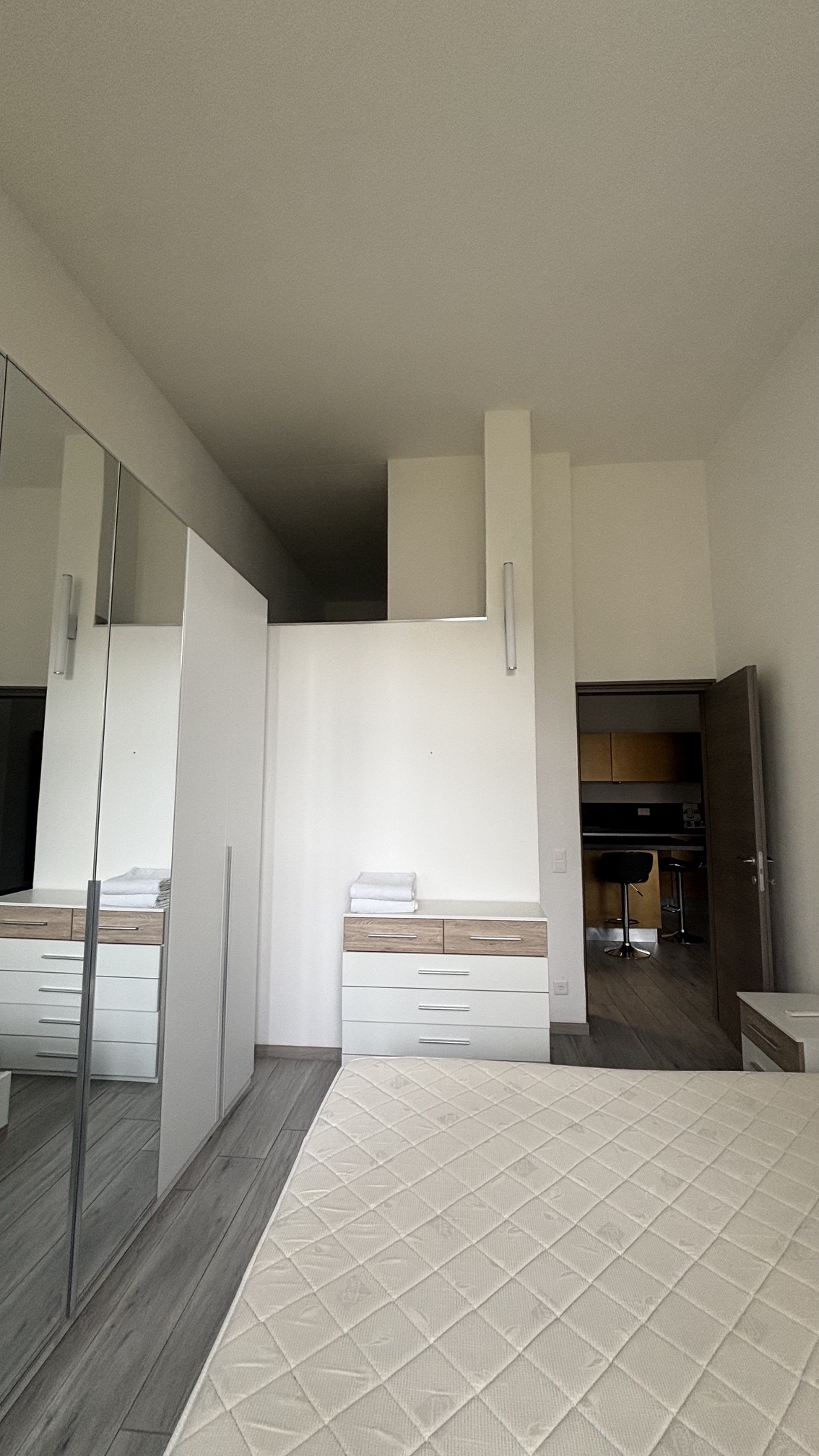 Modernes Schlafzimmer mit Einbauschrank