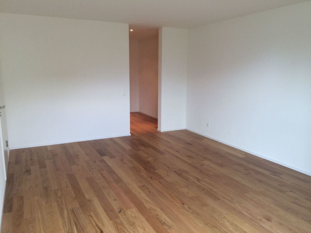 Leerer Wohnraum mit Holzboden