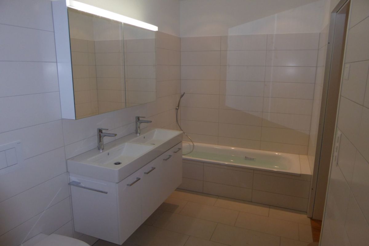 Modernes Badezimmer mit Doppelwaschtisch und Badewanne