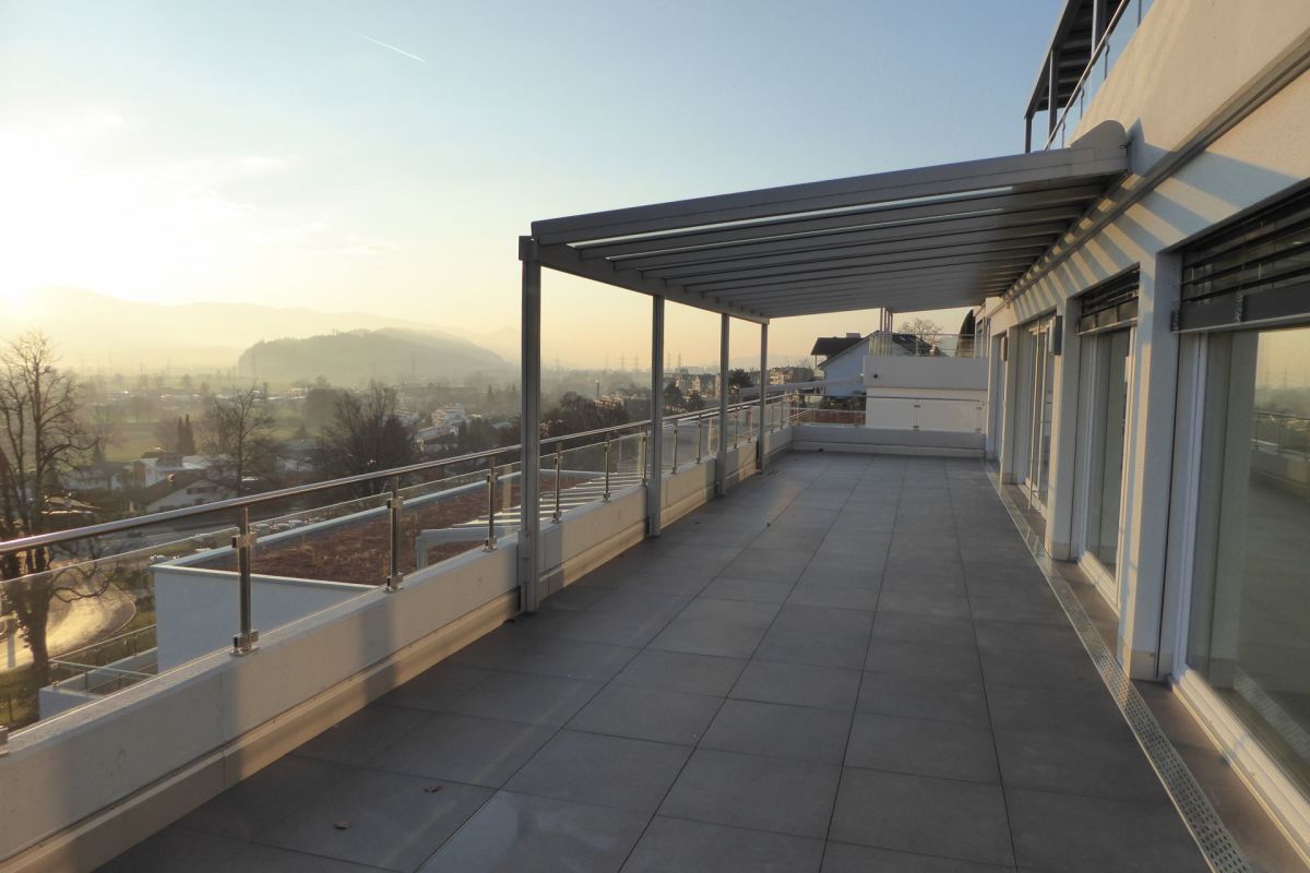 Dachterrasse mit Blick ins Tal bei tiefstehender Sonne