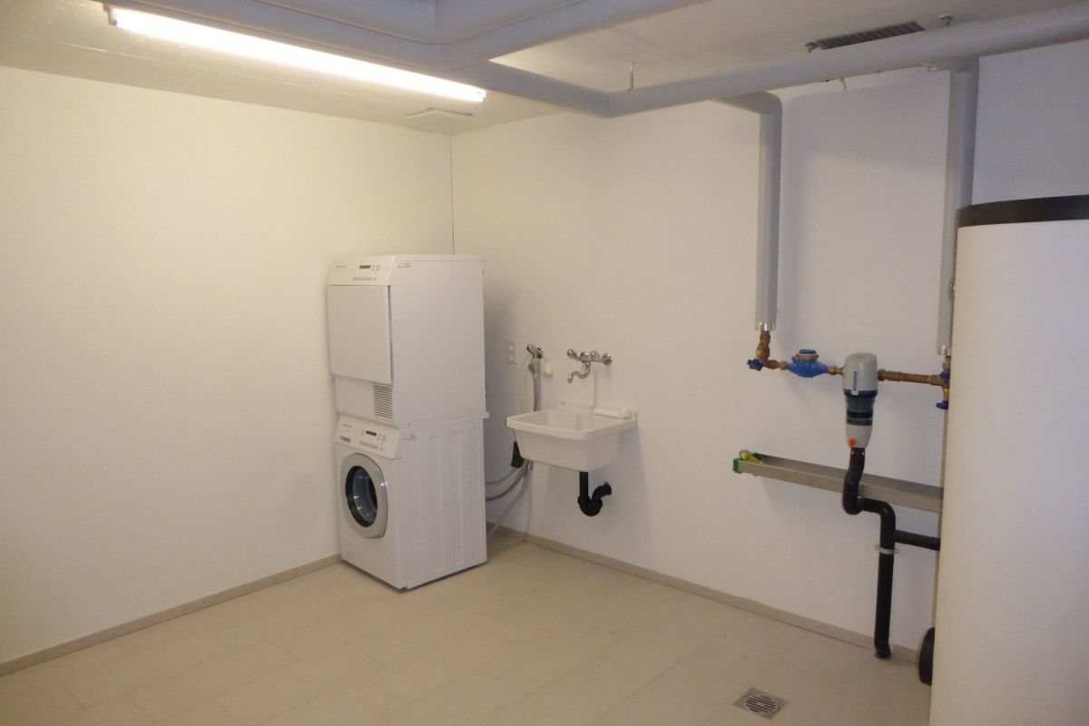 Hauswirtschaftsraum mit Waschmaschine und Technikanschlüssen