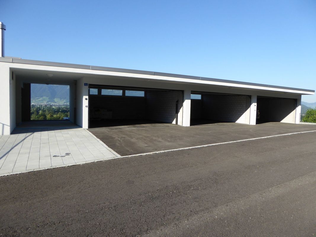 Dreifachgarage mit Zufahrt und Bergblick
