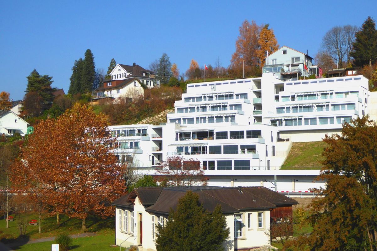 Moderne Wohnanlage am Hang