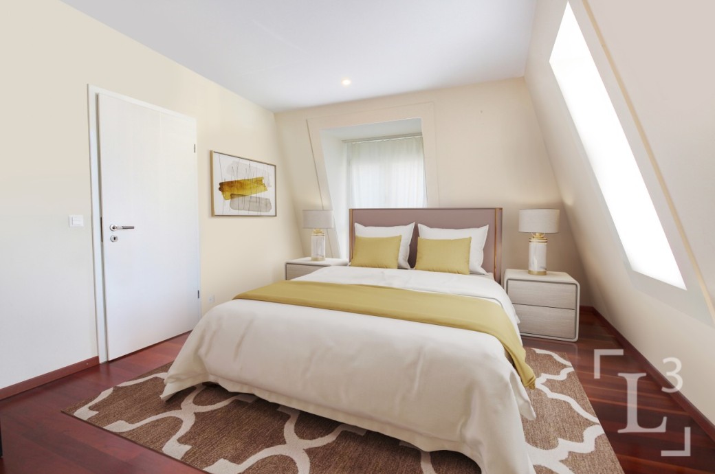 Helles Schlafzimmer mit Dachschräge