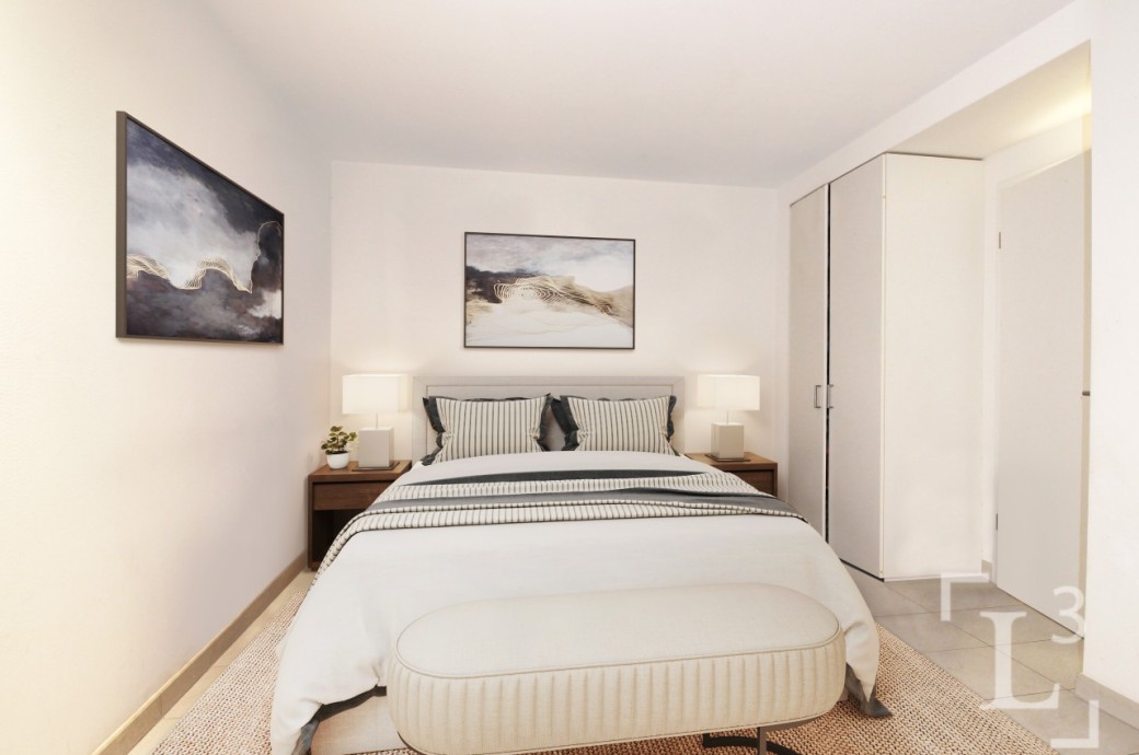 Helles Schlafzimmer mit Doppelbett und minimalistischer Einrichtung