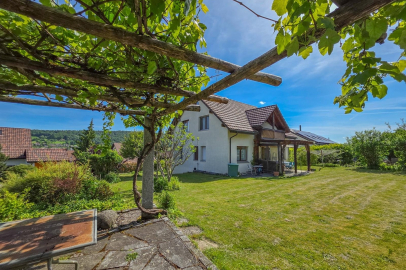 Freistehendes Einfamilienhaus mit großem Garten