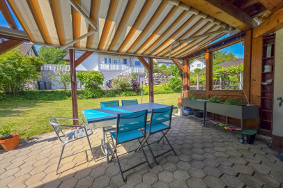 Überdachte Terrasse mit Gartenblick