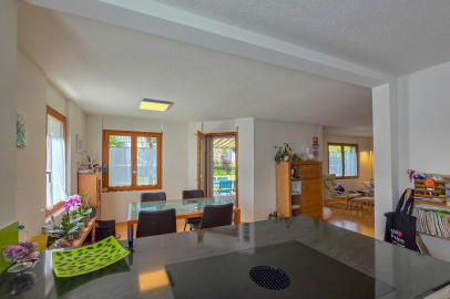 Offener Wohn- und Essbereich mit Blick in weitere Räume