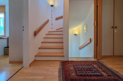 Heller Flur mit Treppe