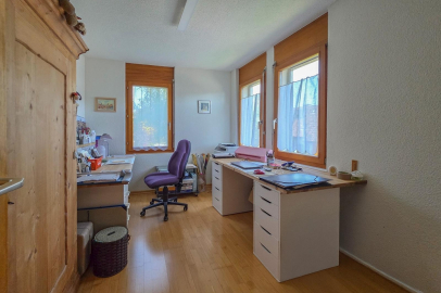 Helles Arbeitszimmer mit Schreibtischen und zwei Fenstern