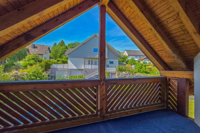 Blick von einem Holzbalkon unter dem Dach