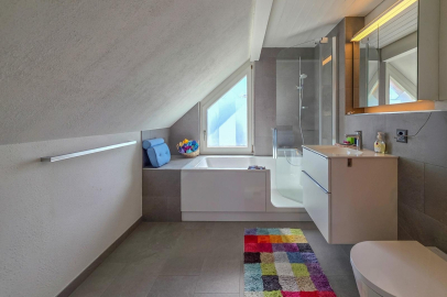 Modernes Dachbadezimmer mit Badewanne und Dusche