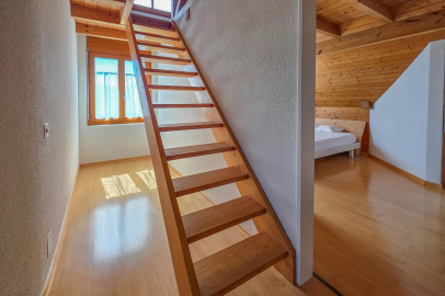 Dachgeschossflur mit Treppe und Holzausbau