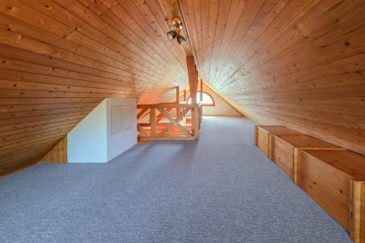 Ausgebauter Dachboden mit Teppichboden