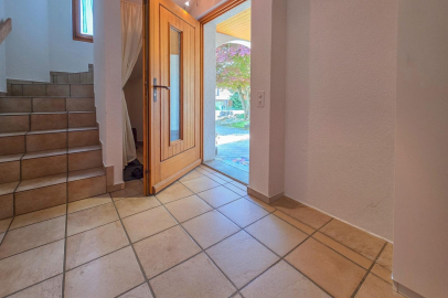 Eingangsflur mit Treppe und offener Haustür