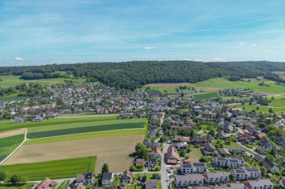 Luftaufnahme eines Wohngebiets am Feldrand
