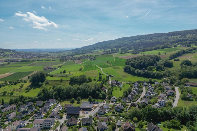 Landschafts- und Siedlungsblick aus der Luft